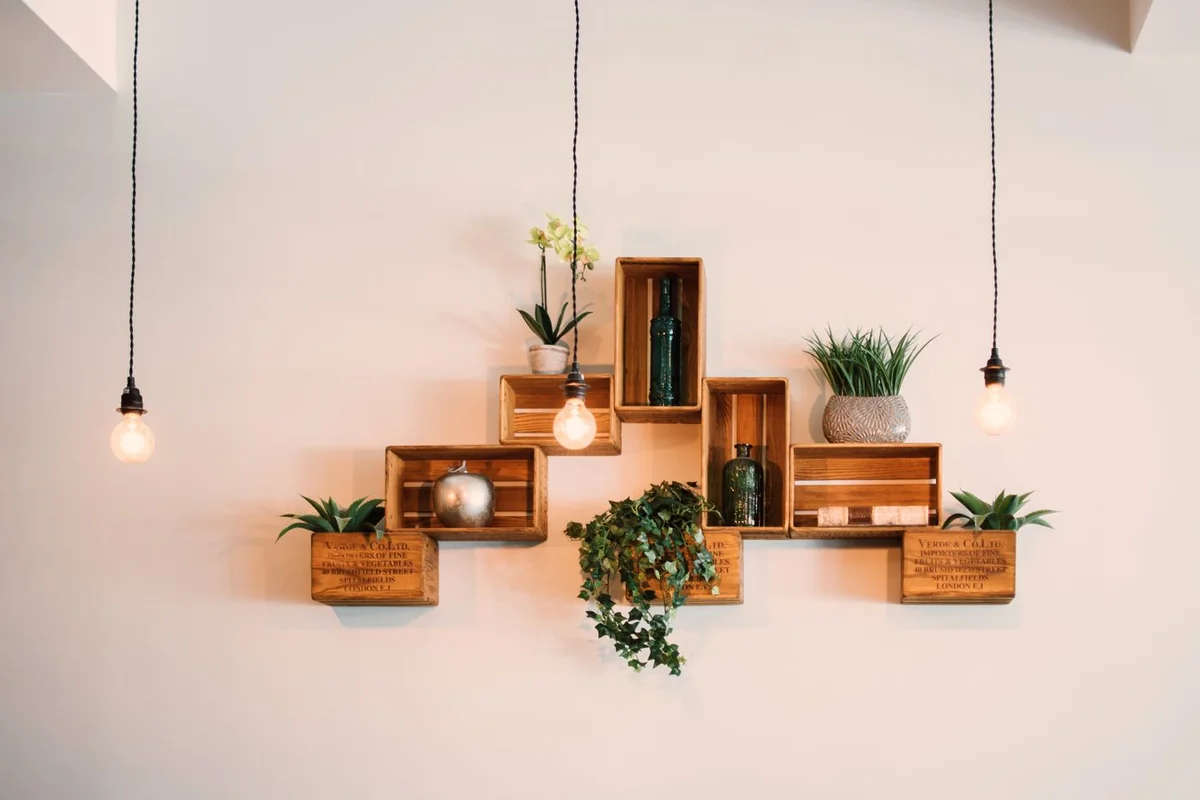 Estantería mural con objetos bien ordenados