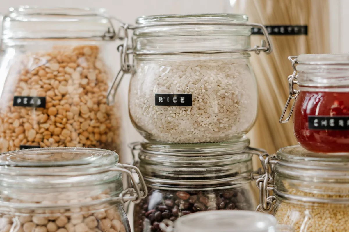 Despensa organizada con ingredientes básicos