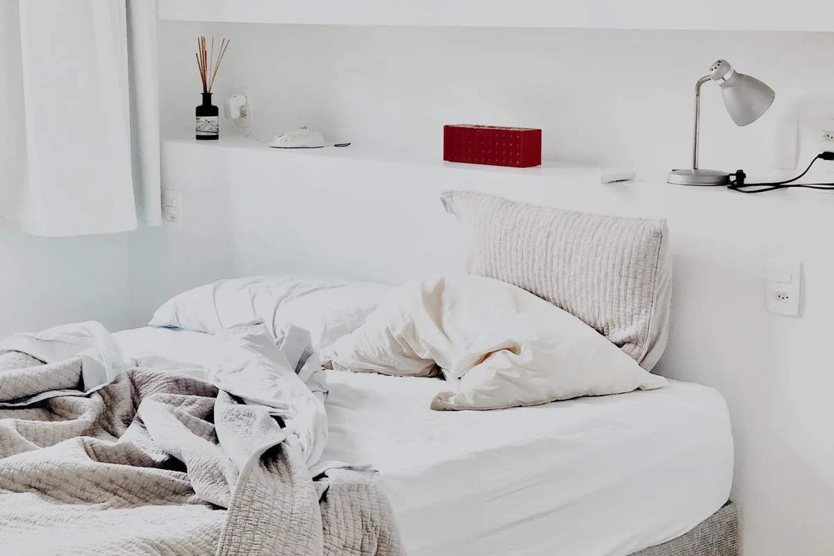 Dormitorio ordenado preparado para el descanso